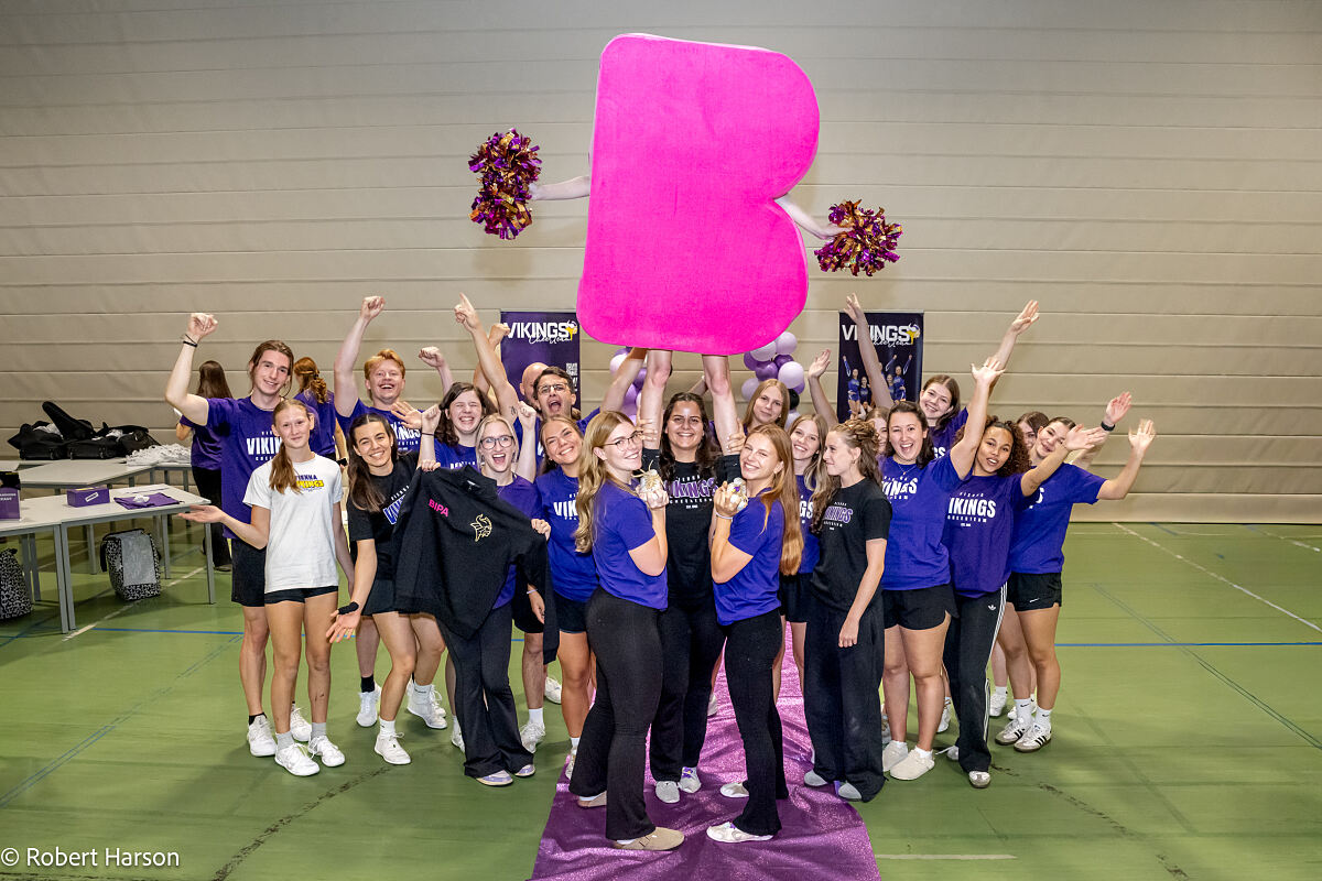 Mit neuen Trainingswesten und Matten unterstützt BIPA das Team der Vikings Cheerleader für zwei Saisonen. 