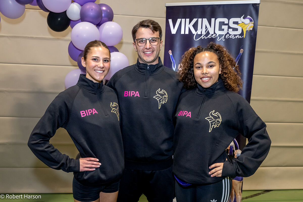 Mit neuen Trainingswesten und Matten unterstützt BIPA das Team der Vikings Cheerleader für zwei Saisonen. 
