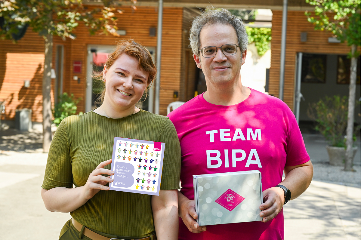 vlnr: Melanie Vock (BIPA Customer Relationship Management) und Christoph Hoppl (Betreuer Jugend am Werk) mit der Sonderbox und der ersten BIPA Bonusbox 