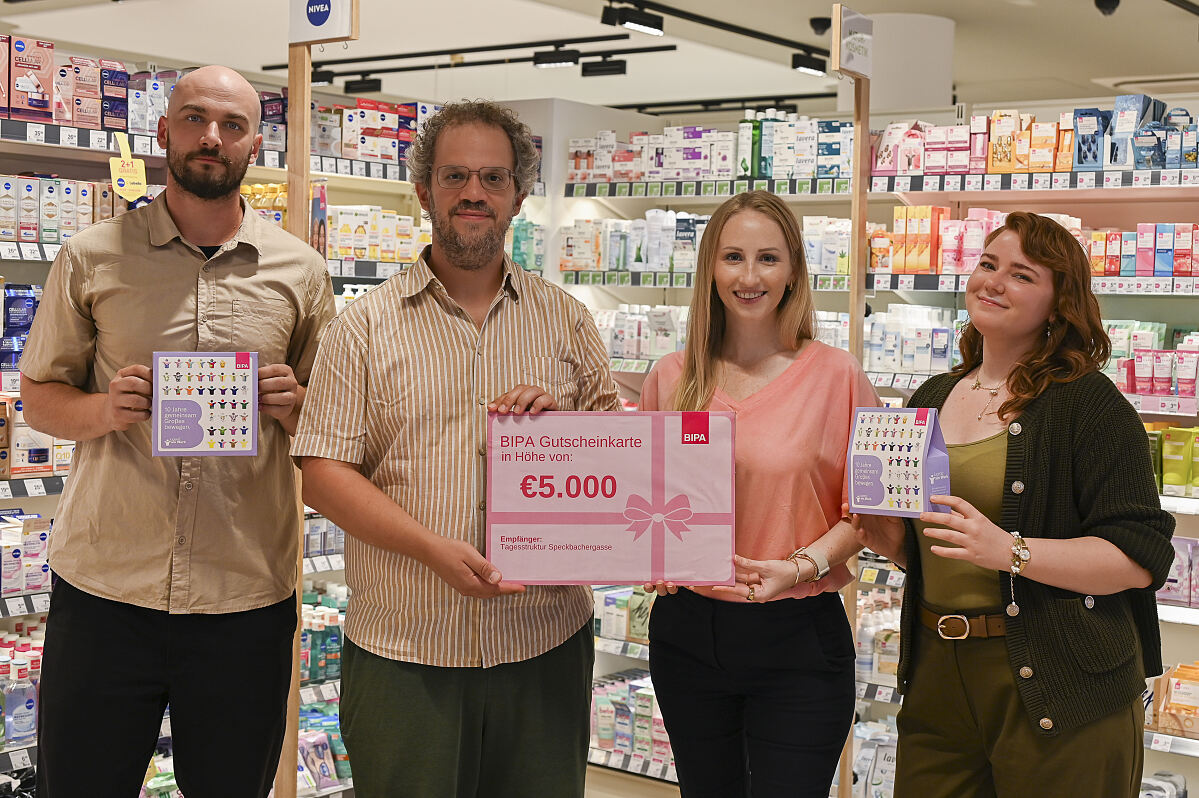 vlnr: Stefan Meixner (Betreuer Jugend am Werk), Christoph Hoppl (Betreuer- Jugend am Werk), Marina Eichinger (Bereichsleiterin Strategisches CM und Commercial Operations BIPA), Melanie Vock (Customer Relationship Management BIPA) bei der feierlichen Spendenübergabe
