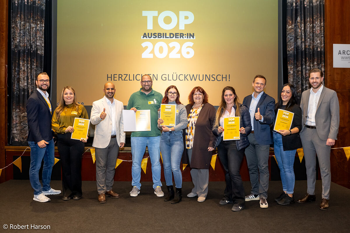 Zertifizierung zum: zur TOP-Ausbilder:in 2026 mit Liridon Isufaj (regionaler Lehrlingsbetreuer;1.v.l.), Hamed Mohseni (BILLA Vertriebsdirektor; 3.v.l.), Adelheid Buhl (BILLA Vertriebsleiterin; 5.v.r.), Alexander Poropatits-Anderl (BILLA Vertriebsleiter; 3.v.r.) und Matteo Chlebecek (BILLA Vertriebsleiter;1.v.r).