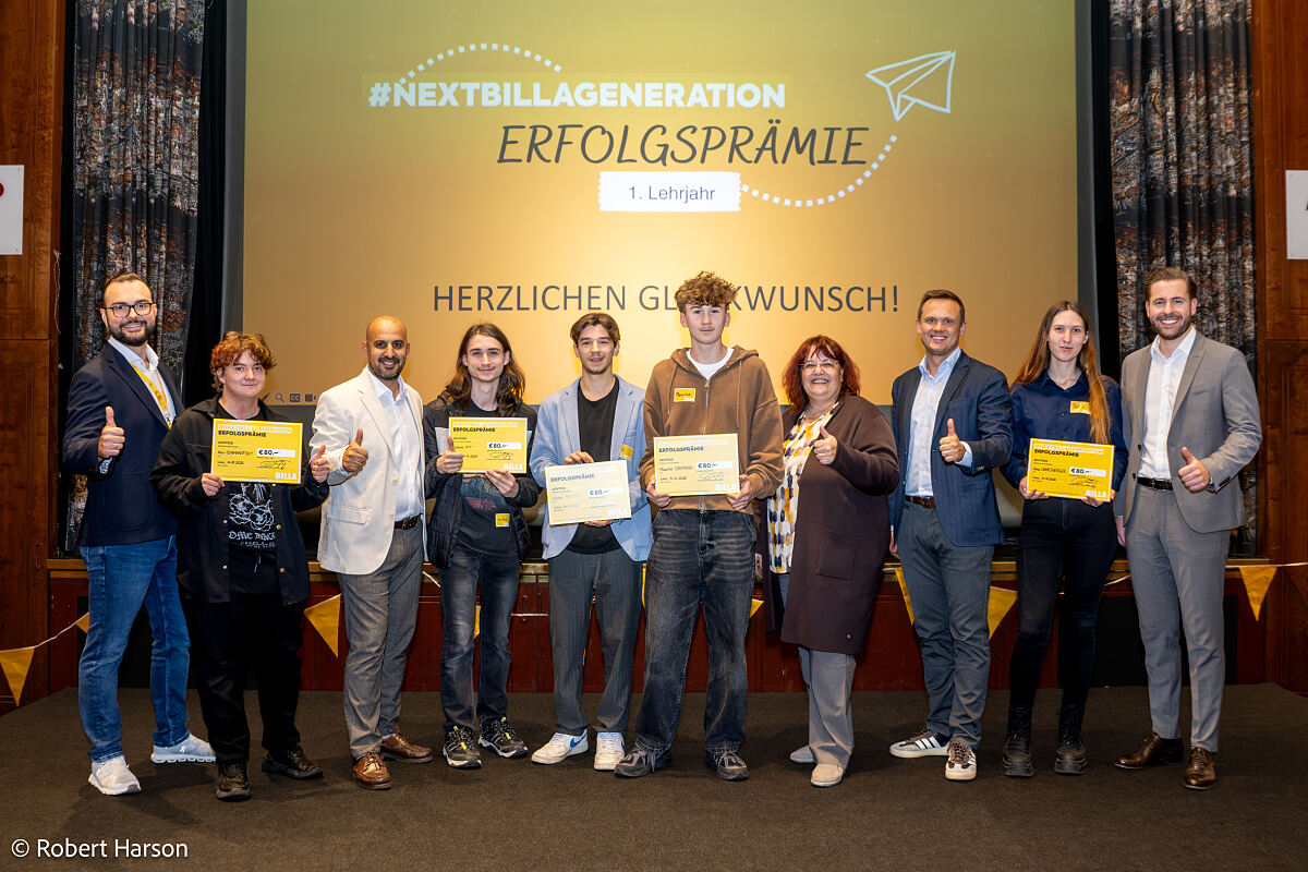 BILLA gratuliert zur Lehrlings-Erfolgsprämie mit Liridon Isufaj (regionaler Lehrlingsbetreuer; 1.v.l.), Hamed Mohseni (BILLA Vertriebsdirektor; 3.v.l.), Adelheid Buhl (BILLA Vertriebsleiterin; 4.v.r.), Alexander Poropatits-Anderl (BILLA Vertriebsleiter; 3.v.r.) und Matteo Chlebecek (BILLA Vertriebsleiter; 1.v.r.).