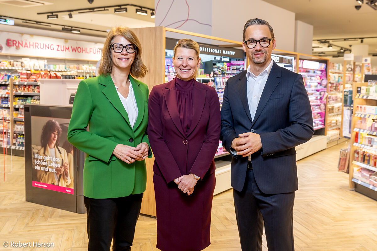 v.l.n.r. Margit Reisinger, Daniela Reumann, Markus Geyer (BIPA Geschäftsführung)
