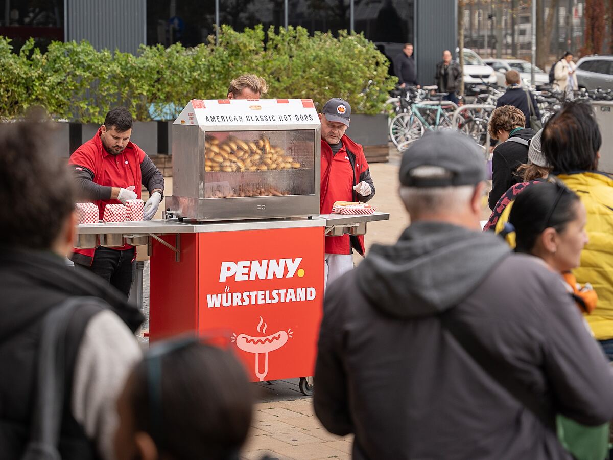 Großer Andrang beim PENNY Hotdog Stand