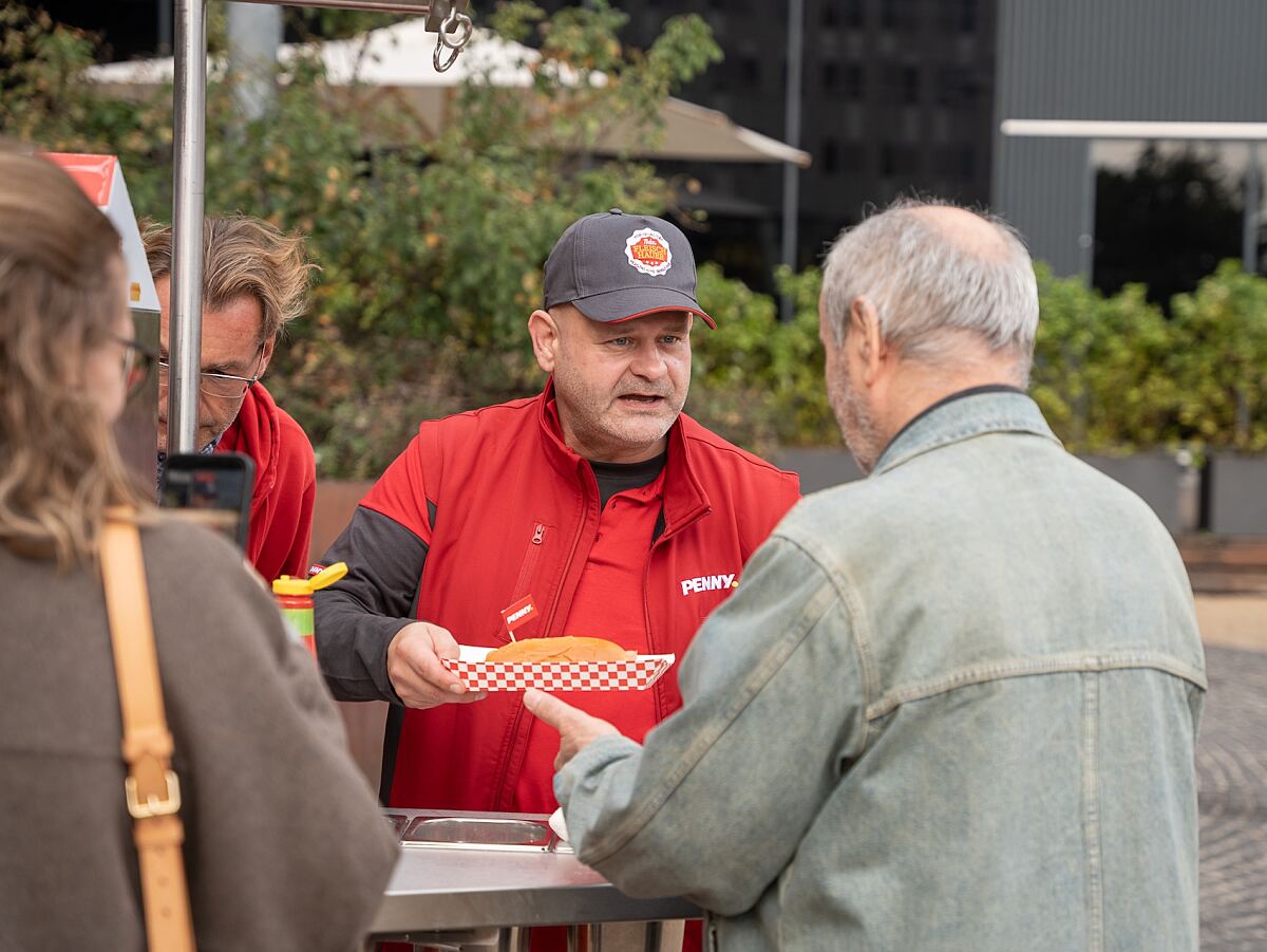 Das PENNY Team versorgt die Passant:innen mit frischen Hotdogs