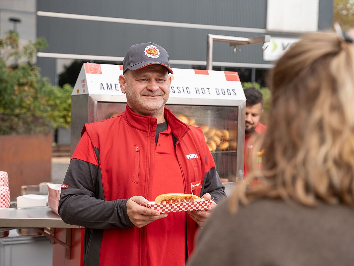 Das PENNY Team versorgt die Passant:innen mit frischen Hotdogs