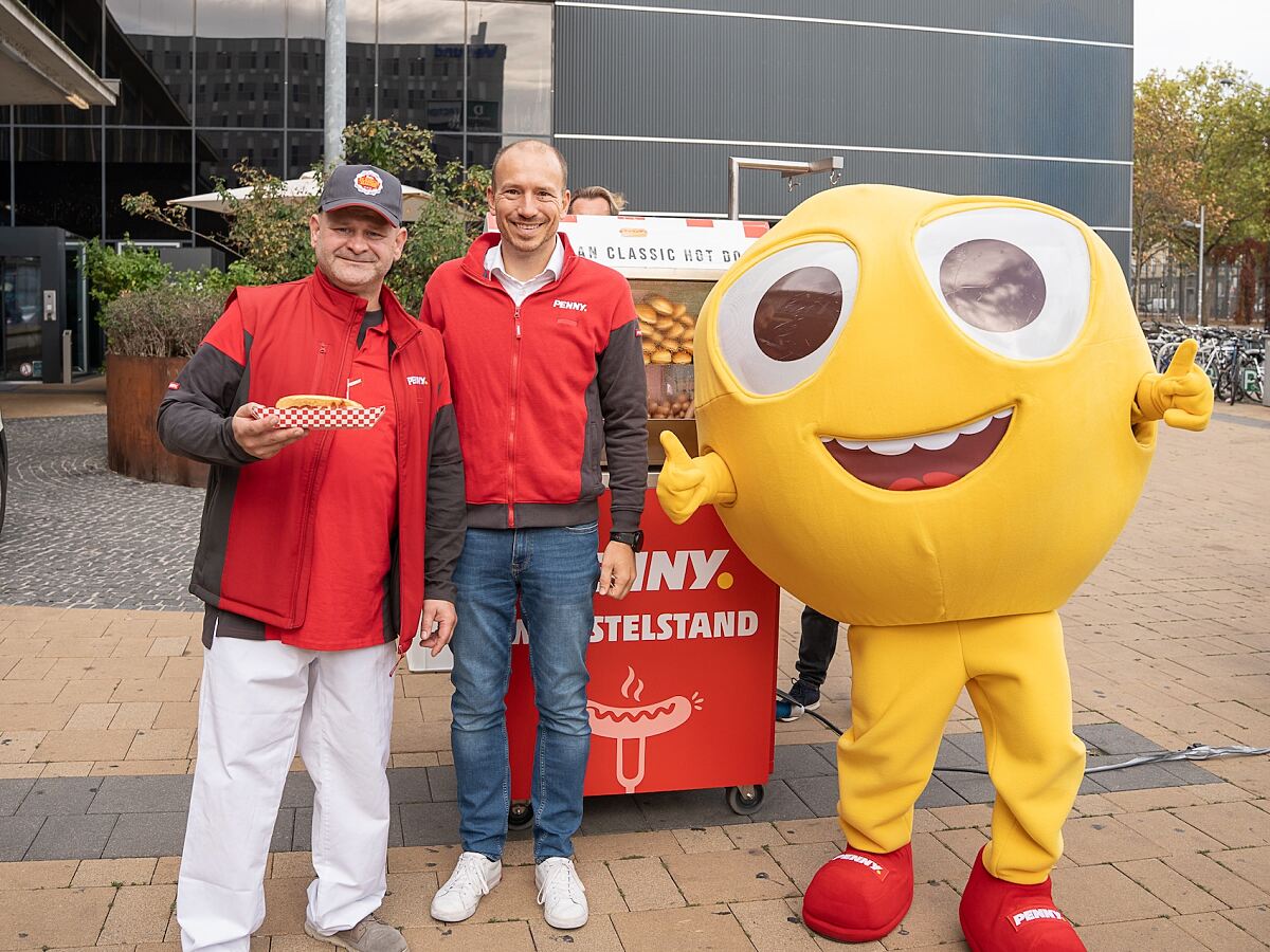 Maskottchen WOWY mit Thomas Ruhmer (mitte) und  Marcel Homola