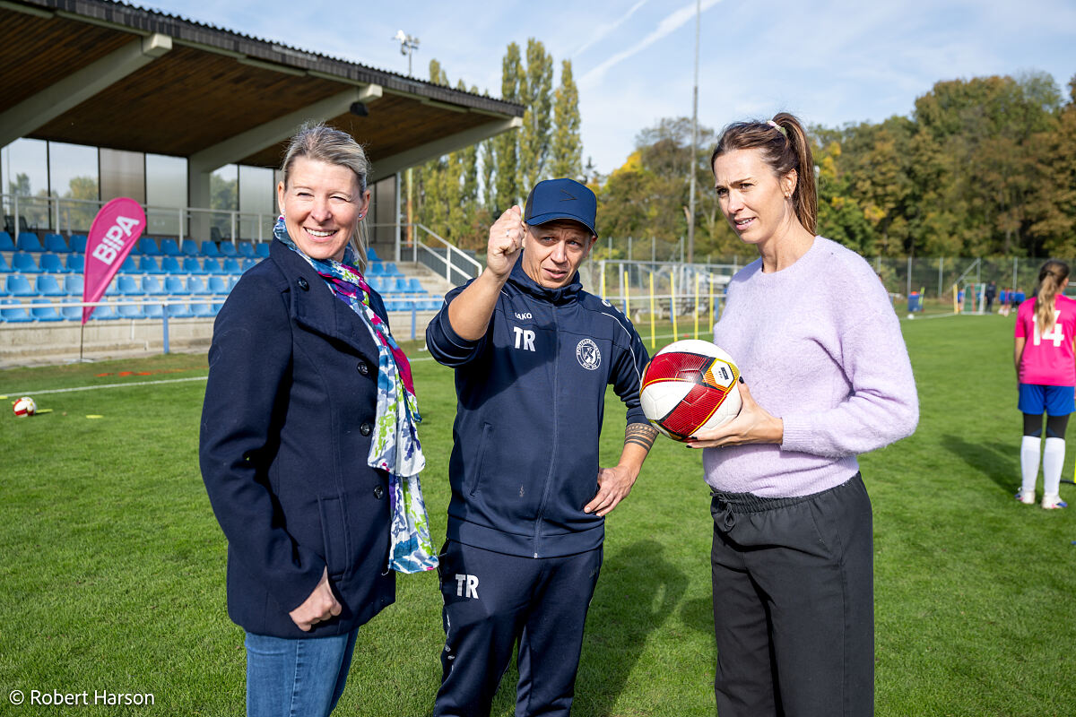v.l.n.r.: Daniela Reumann (Geschäftsführung BIPA), Trainer Manuel Fridas, Viktoria Schnaderbeck