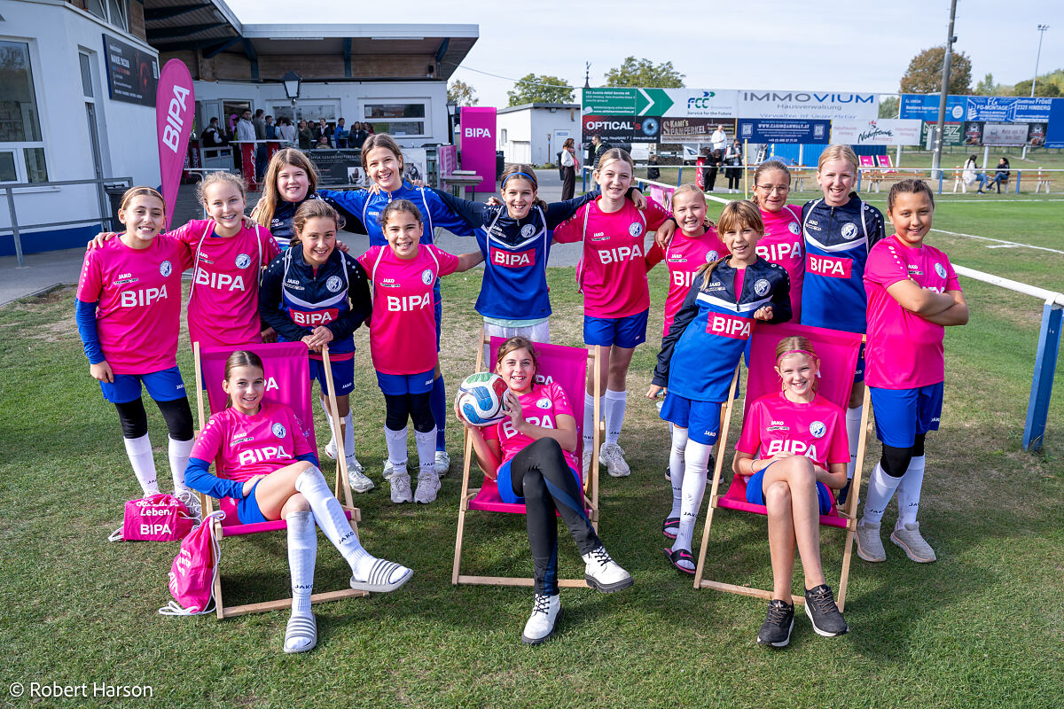 Die Nachwuchsfußballerinnen des SC Himberg.