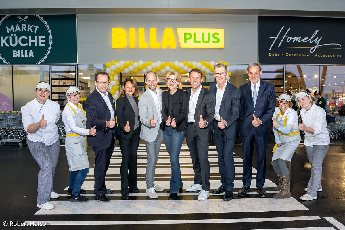 Das BILLA Team sowie die Stadtgemeinde Stockerau freuen sich über die feierliche Eröffnung des modernisierten BILLA PLUS in Stockerau.