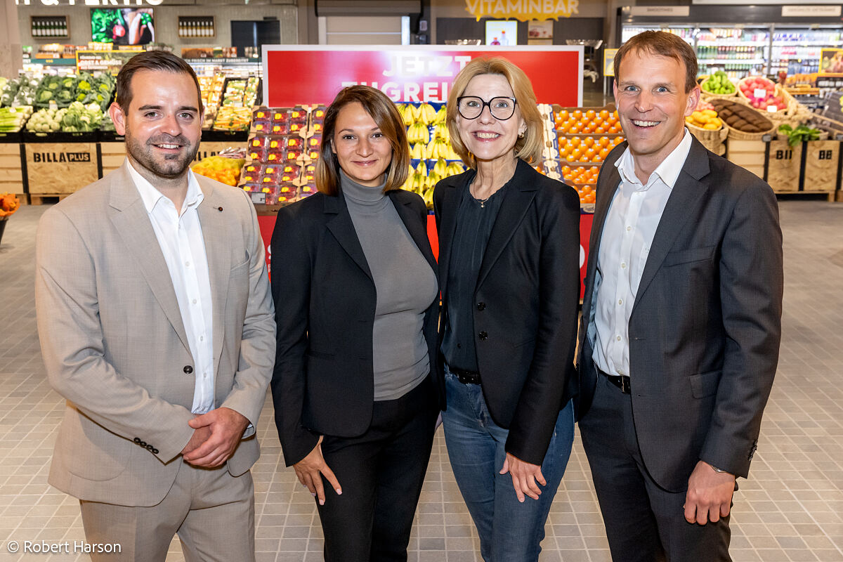 (v.l.n.r.): Oliver Marksz (BILLA Vertriebsmanager), Hanife Ehrnhöfer (BILLA Vertriebsleiterin), Andrea Völkl (Bürgermeisterin Stockerau) und Eric Scharnitz (BILLA Vertriebsdirektor) im Rahmen der feierlichen Wiedereröffnung in Stockerau.