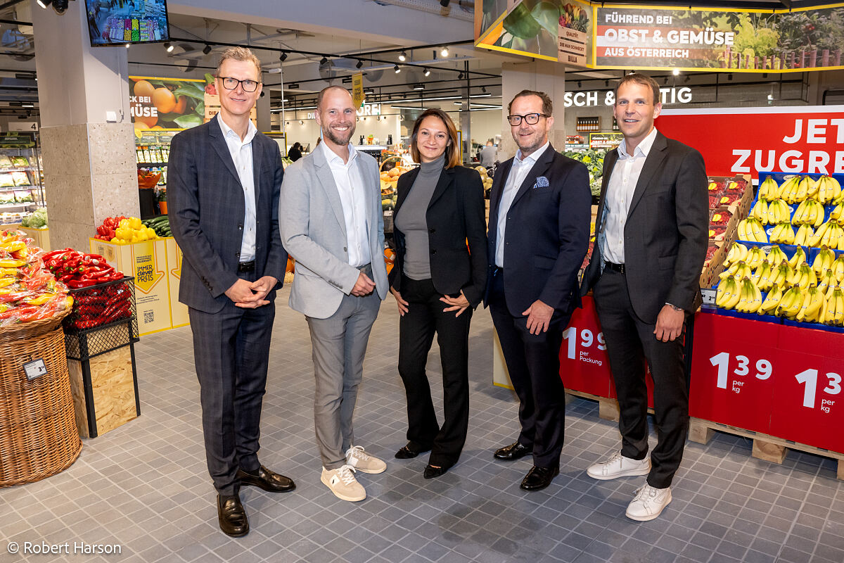 (v.l.n.r.): Erich Szuchy (BILLA Vorstandsvorsitzender), Kai Pataky (BILLA Vorstand Vertrieb), Hanife Ehrnhöfer (BILLA Vertriebsleiterin), Robert Nagele (BILLA Vorstand) und Eric Scharnitz (BILLA Vertriebsdirektor) freuen sich über den Neustart von BILLA PLUS in der Wiener Straße in Stockerau.