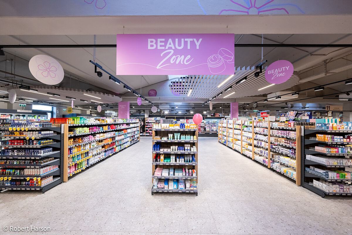 Kund:innen erwartet in der neuen BILLA PLUS Beauty Zone 6.000 Drogerieprodukte aus den Bereichen Körperpflege, Kosmetik, Make-up und Düfte.