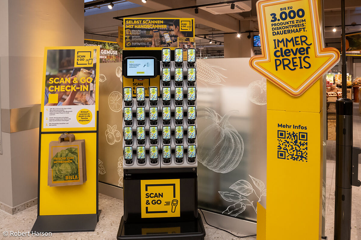 Im BILLA PLUS Markt in Stockerau lassen sich mittels „Scan & Go“ Produkte per Handscanner beim Einkaufen erfassen und per QR-Code rasch an der Express-Kassa bezahlen.