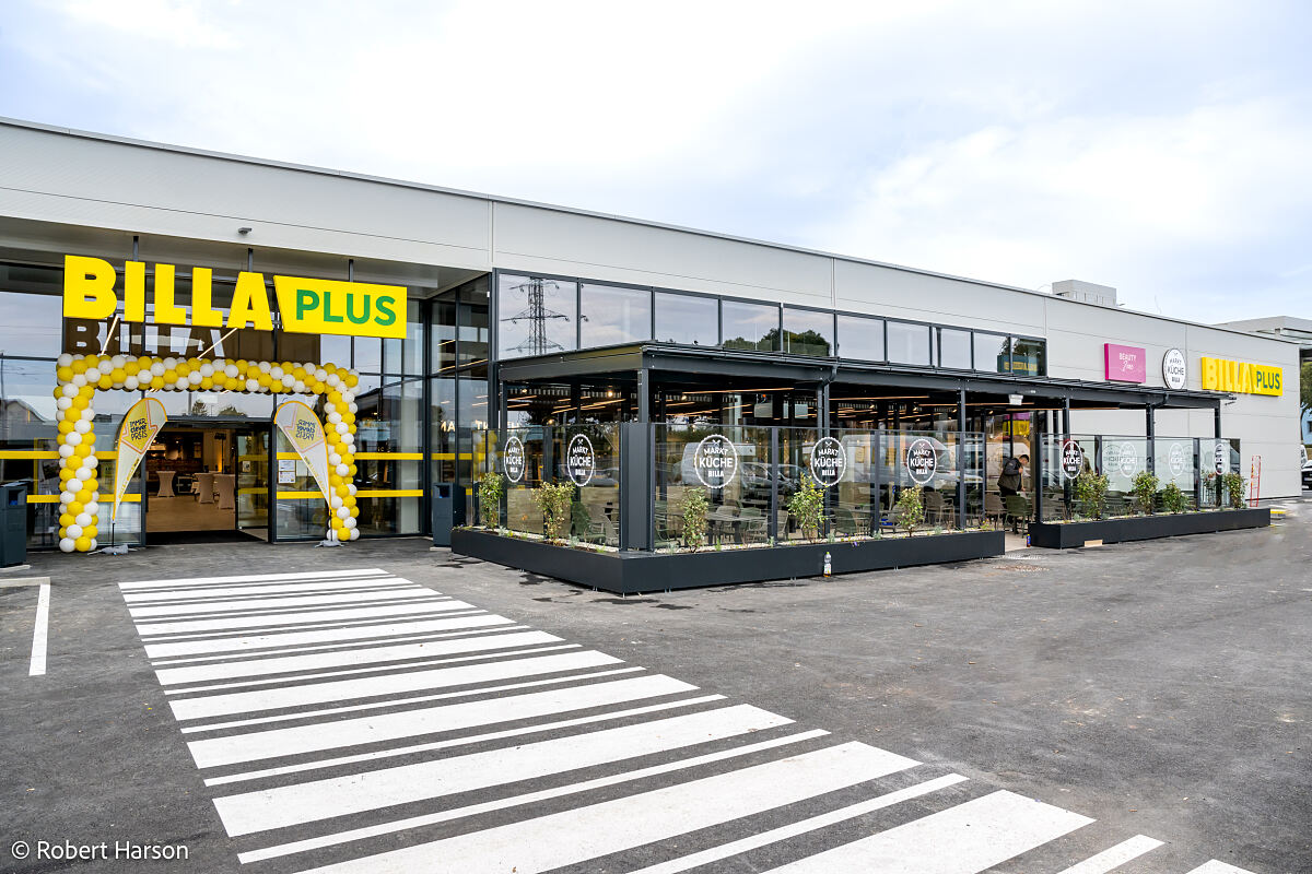 Die Außenansicht des modernisierten BILLA PLUS Marktes in Stockerau inklusive Marktküche. 