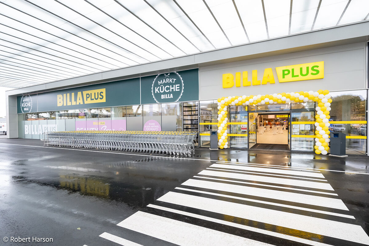 Die Außenansicht des modernisierten BILLA PLUS Marktes in Stockerau inklusive Marktküche. 