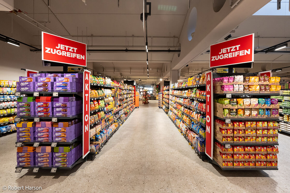 Der Markt ist bereits seit mehr als 30 Jahren fester Bestandteil der Nahversorgung in der Region und bietet nach dem Komplettumbau auf rund 3.400 m2 mit rund 22.000 Artikeln ein neues Einkaufserlebnis.