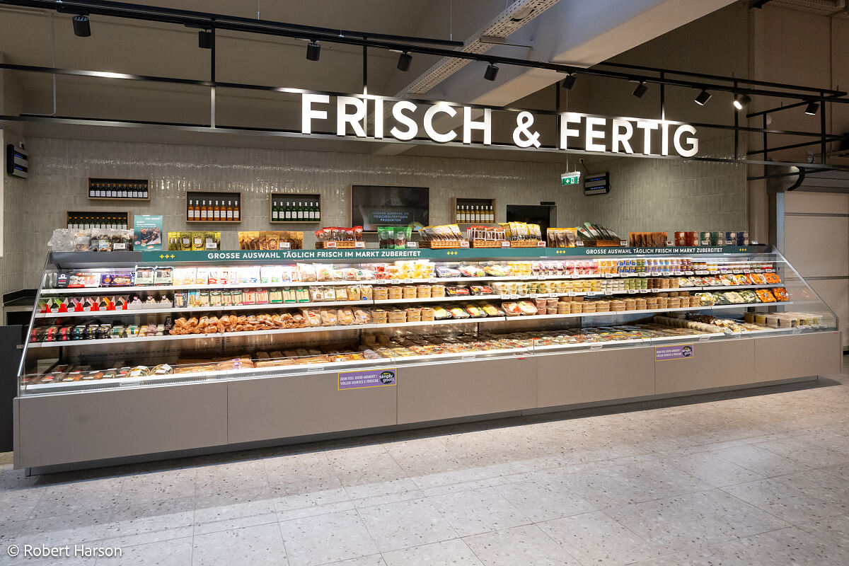 Der Markt ist bereits seit mehr als 30 Jahren fester Bestandteil der Nahversorgung in der Region und bietet nach dem Komplettumbau auf rund 3.400 m2 mit rund 22.000 Artikeln ein neues Einkaufserlebnis.
