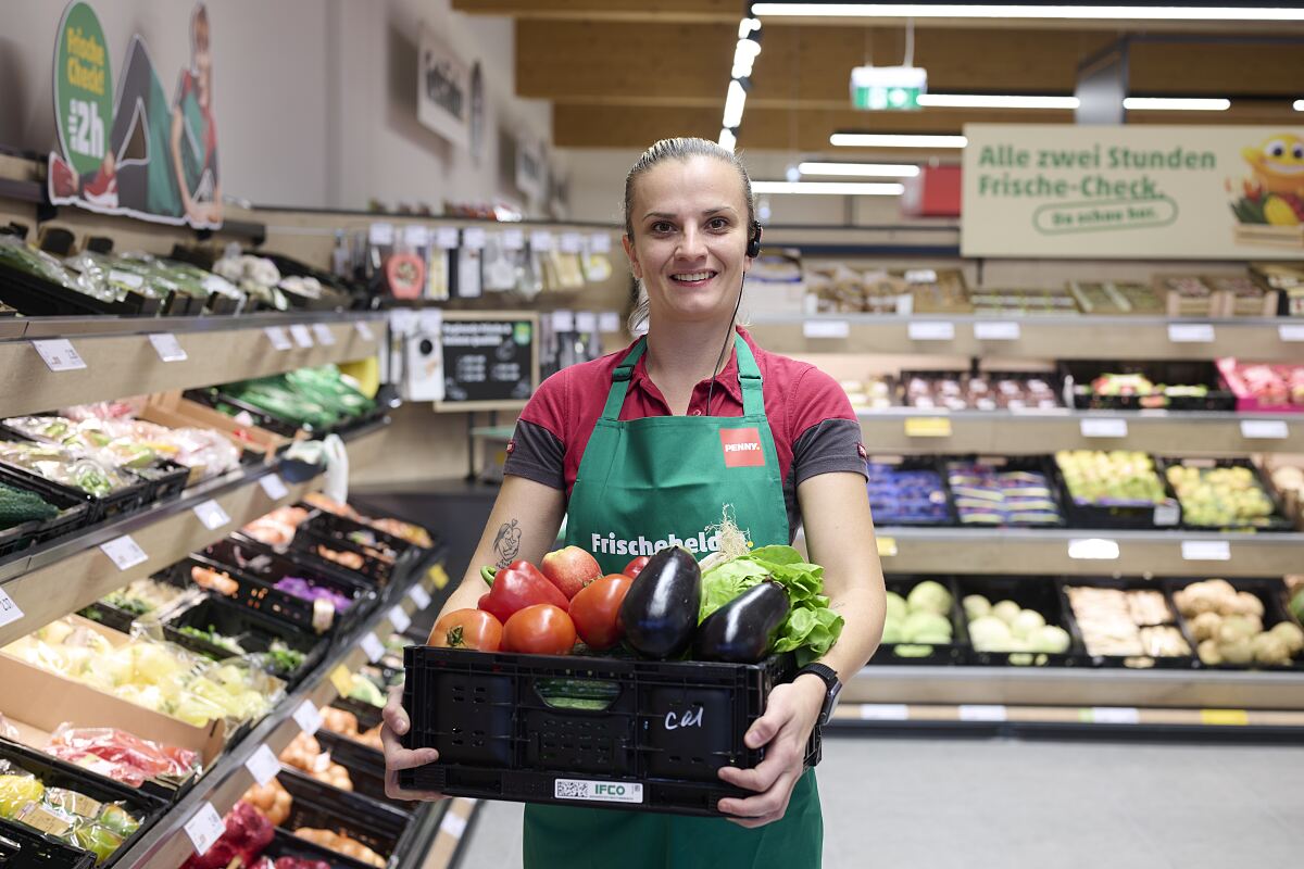 Frische-Versprechen: Die PENNY Frischeheld:innen checken alle zwei Stunden das Obst- & Gemüseregal für die Kund:innen