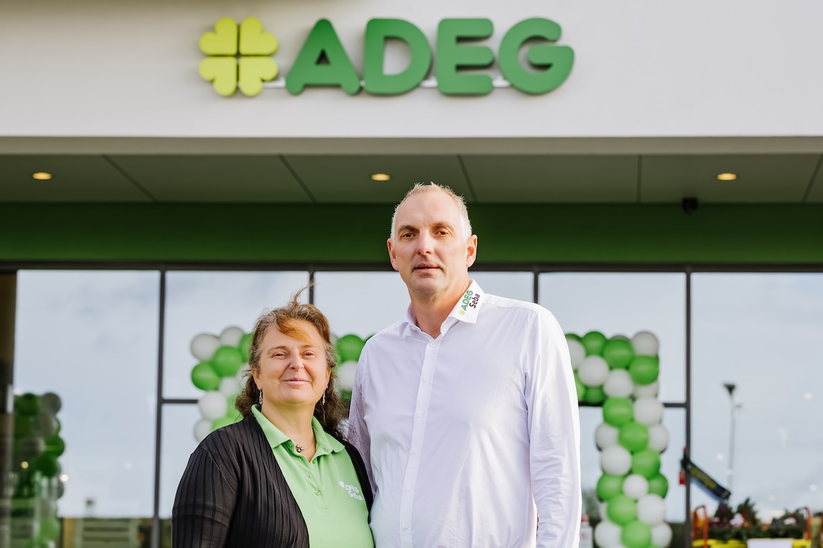 Alexandra und Manfred Seba vor dem neuen lokalen Nahversorger in Ardagger.