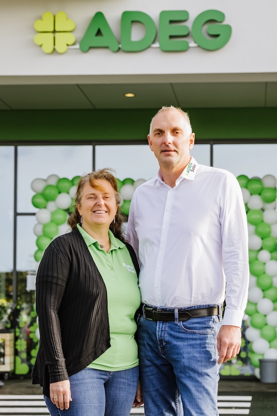 Alexandra und Manfred Seba vor dem neuen lokalen Nahversorger in Ardagger.