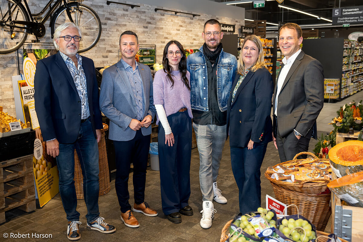 V.l.n.r.: Wolfgang Daniel (Vizebürgermeister Parndorf), Robert Hergovich (Regierungskoordinator und Landtagsabgeordneter zum Burgenländischen Landtag), Scarlet Ianc (Diversity, Equity & Inclusion Managerin der REWE Group), Markus Kuntke (REWE Head of Trend & Innovation), Cornelia Nussbaumer (BILLA People & Culture) und Eric Scharnitz (BILLA Vertriebsdirektor für Wien, Niederösterreich Nord & Ost sowie das nördliche Burgenland).