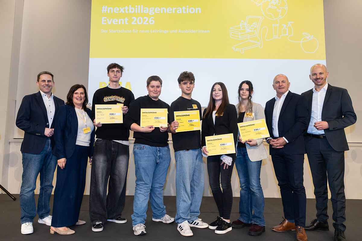 BILLA gratuliert zur Lehrlings-Erfolgsprämie mit Kurt Aschbacher (BILLA Vertriebsdirektor; 1.v.l.), Petra Bacher (regionale Lehrlingsbetreuerin; 2.v.l.), Ernst Weissenbacher (BILLA Vertriebsleiter; 2.v.r.) und Bernhard Kreuzer (BILLA Vertriebsleiter; 1.v.r.).