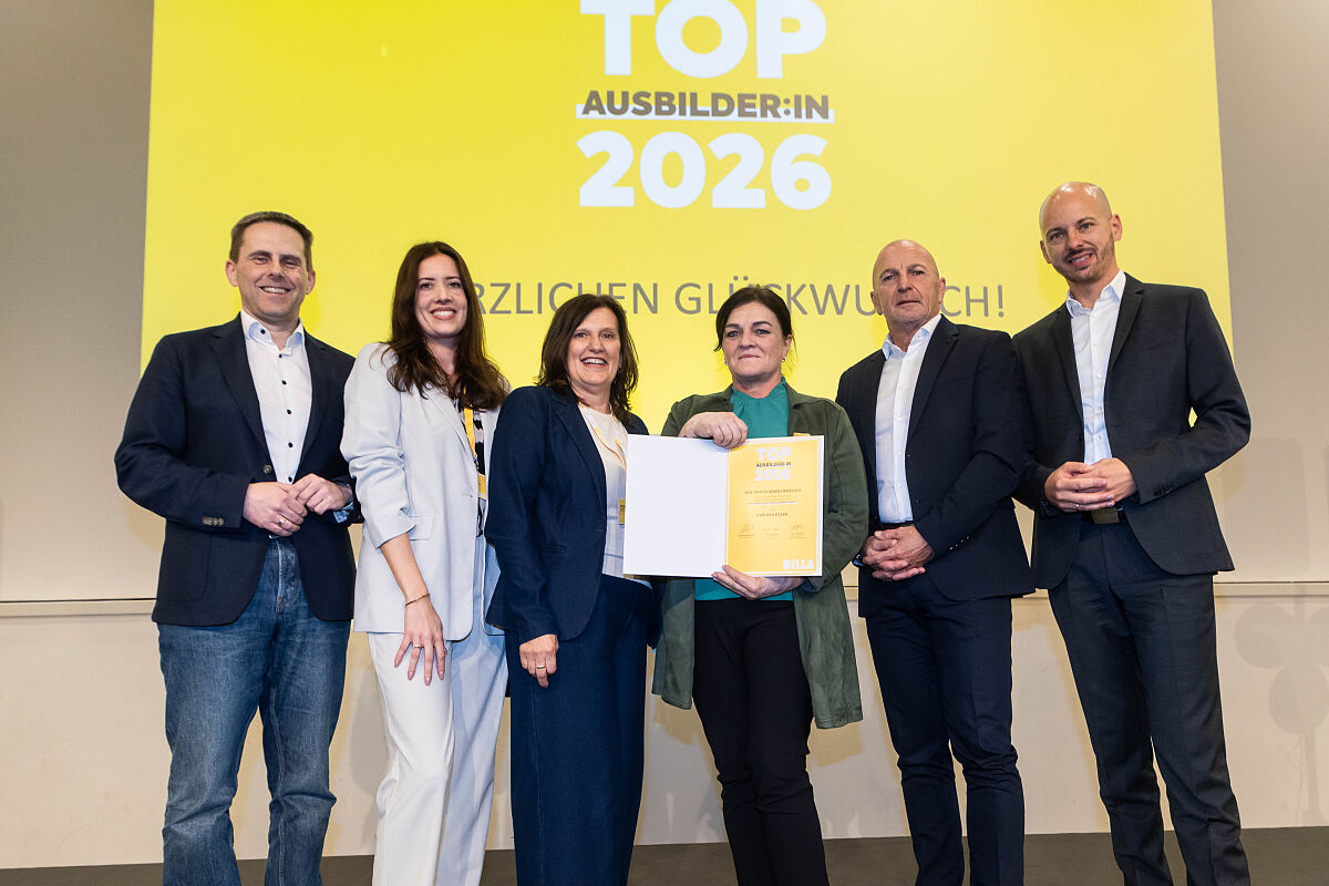 Zertifizierung zum:zur TOP-Ausbilder:in 2026 mit Kurt Aschbacher (BILLA Vertriebsdirektor), Lena Preglau (Lehrlings- und Nachwuchsförderung), Petra Bacher (regionale Lehrlingsbetreuerin), Darinka Ebser (BILLA Lehrlingsausbilderin), Ernst Weissenbacher (BILLA Vertriebsleiter) und Bernhard Kreuzer (BILLA Vertriebsleiter).