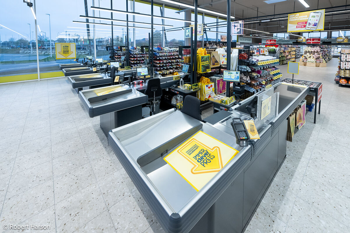 Moderne Frischeabteilungen, ein umfangreiches Sortiment und ein ansprechender Innenauftritt zeichnen den neuen BILLA PLUS in Gänserndorf aus.