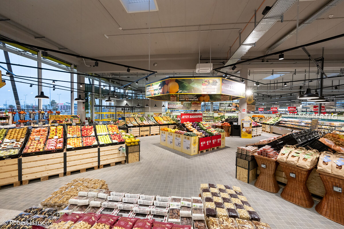 Moderne Frischeabteilungen, ein umfangreiches Sortiment und ein ansprechender Innenauftritt zeichnen den neuen BILLA PLUS in Gänserndorf aus.