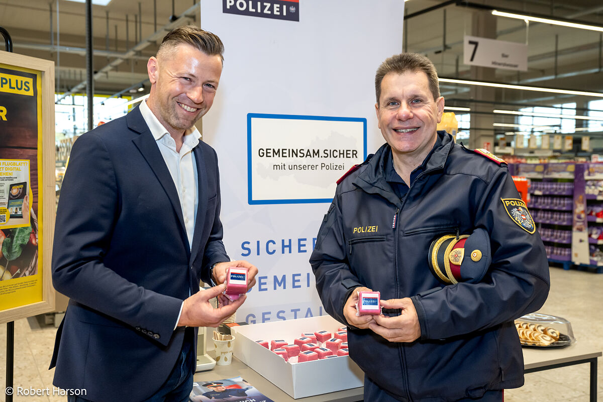 Marcus Schober (links, Bereichsleiter REWE Unternehmenssicherheit) und Bundespolizeidirektor Michael Takacs.