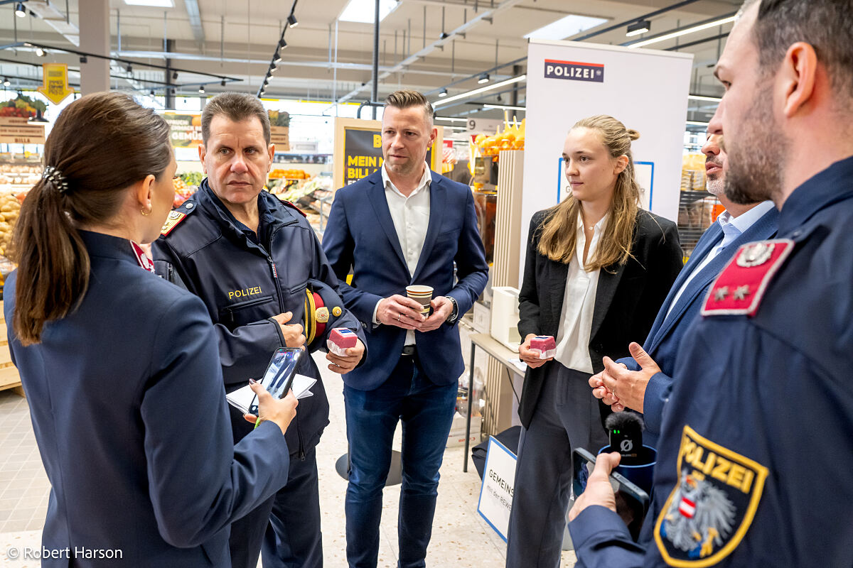 Das Dialogformat schafft einen direkten und persönlichen Austausch zwischen Polizei und Bevölkerung und ermöglicht es, Sicherheitsfragen und Anliegen unkompliziert zu besprechen.
