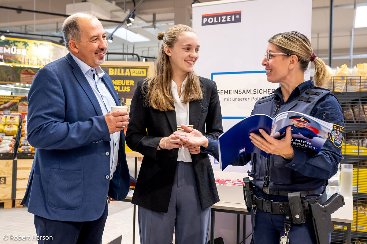 Das Dialogformat schafft einen direkten und persönlichen Austausch zwischen Polizei und Bevölkerung und ermöglicht es, Sicherheitsfragen und Anliegen unkompliziert zu besprechen.