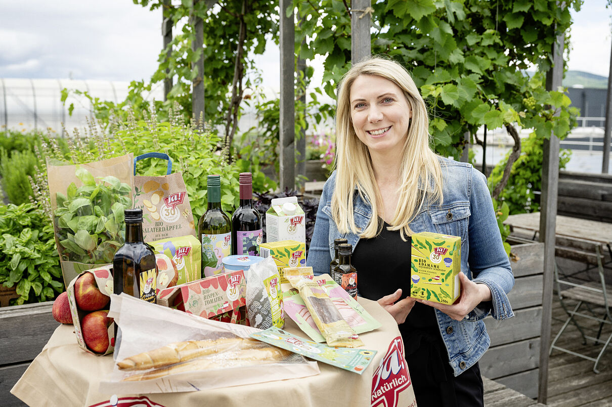 Klaudia Atzmüller mit Bio-Edamame im Jubliäumsdesign (c) Christian Dusek